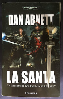 Portada de la edición ómnibus de La Santa, de Dan Abnett