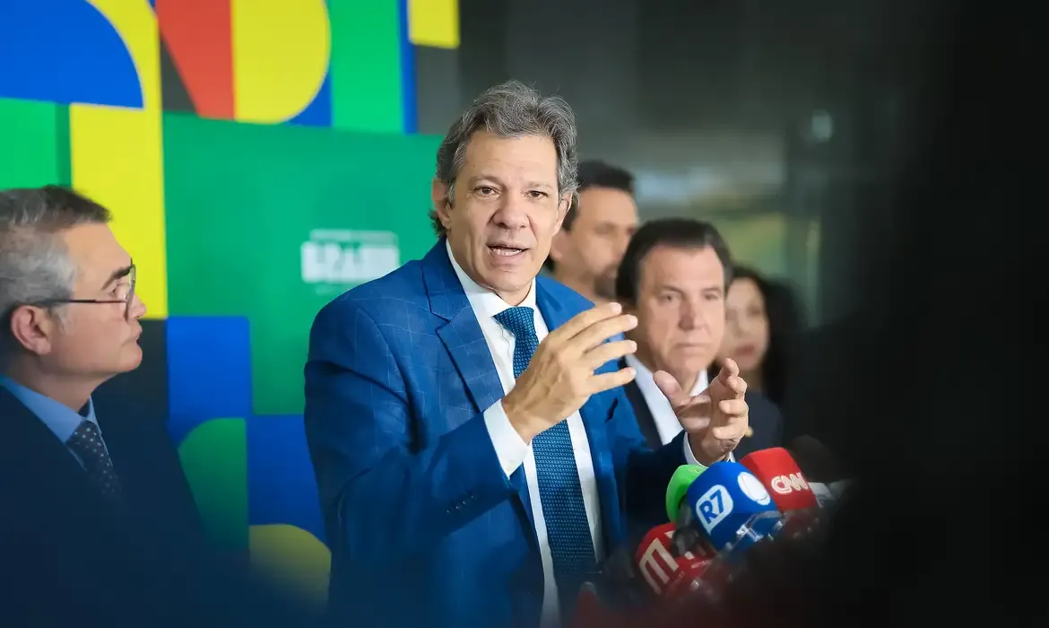 Ministro da Fazenda, Fernando Haddad, Ministro do Trabalho, Luiz Marinho, e Presidente da Febraban, Isaac Sidney, durante conversa com a imprensa, no Palácio do Planalto. Brasília - DF (Foto: Dney Justino)