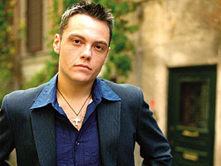 Tiziano Ferro hombres solteros chicos famosos hombres macizosTiziano Ferro