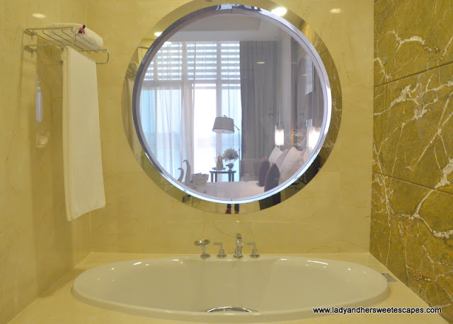 Al Raha Beach Hotel bathtub