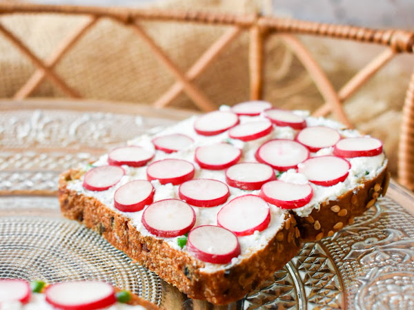 Tartine chèvre frais, ciboulette et radis 