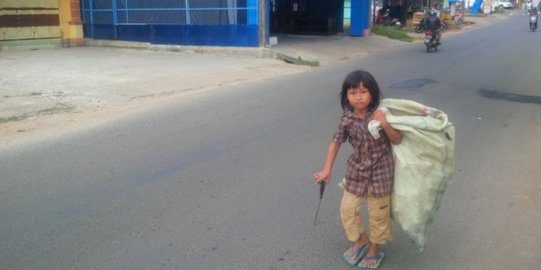 Kisah Haru Siswi Kelas 2 SD Jadi Pemulung Jalan 3 KM CUma Dapat Uang 3000 Rupiah