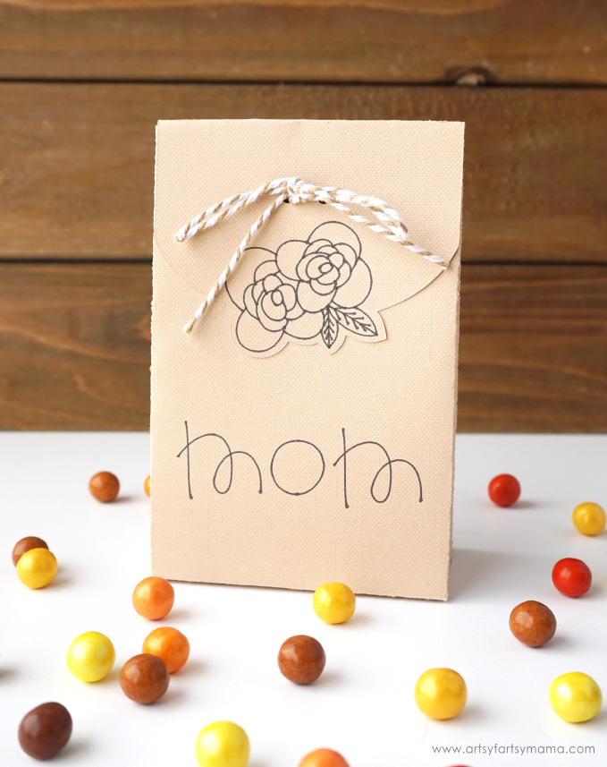 Treat your guests to something special this year with these DIY Thanksgiving Favor Boxes! #Thanksgiving #CricutMade