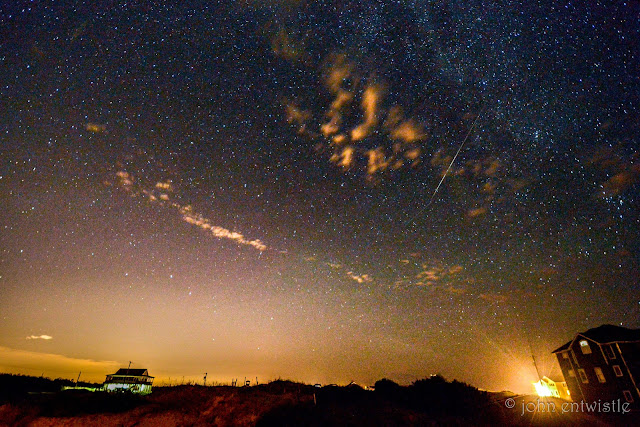 Sao băng Perseid sớm. Hình ảnh được chụp vào đêm 5/8 tại bãi biển Corolla, Outer Banks, bắc California bởi nhiếp ảnh gia John Entwistle.