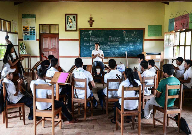 Aula no conservatório. Os recursos faltam, bispos não ajudam, autoridades chavistas tampouco, mas entusiasmo pela música barroca atrai novos candidatos.