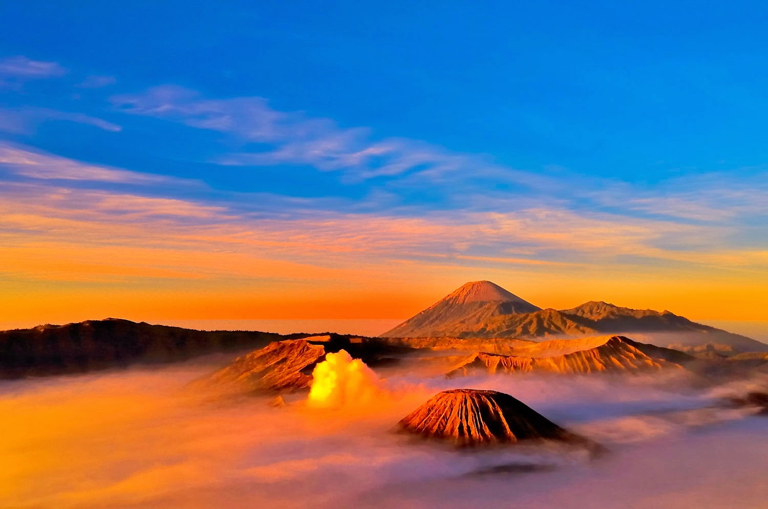 Indahnya Sunrise Di Puncak Gunung Bromo - PLH Indonesia
