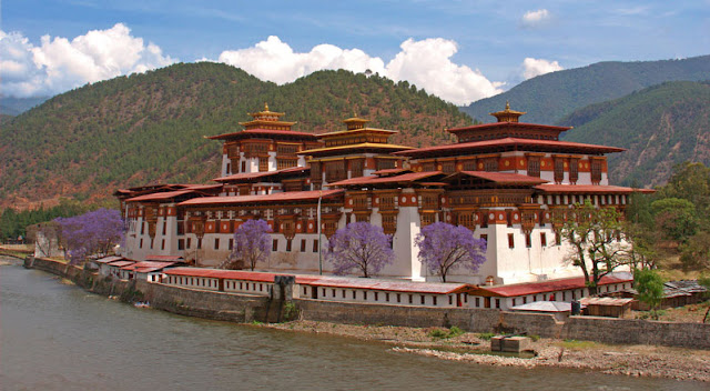 Punakha Dzong yang megah, ikon gaya bangunan kuil Bhutan, didirikan pada 1636, nomor 2 tertua di Bhutan.