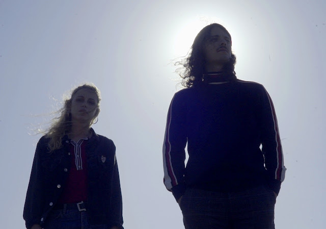 Suzanne et Louis Lemoine du duo Des Roses, rendent hommage à leur père avec le titre "Le Chalet".