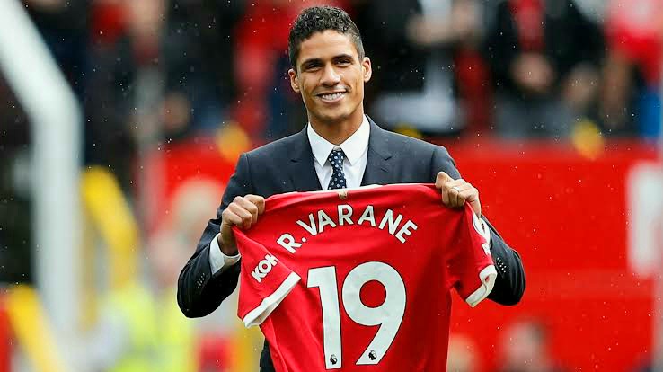 Raphael Varane adalah pemain sepak bola profesional asal Prancis yang saat ini bermain untuk Manchester United dan tim nasional Prancis.