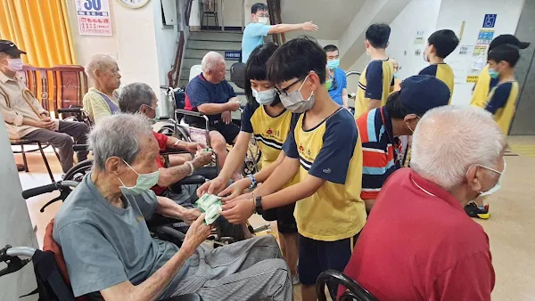 ▲慎齋國小學生們致贈長輩小禮物，為志願服務畫下完美句點。（記者林明佑翻攝）