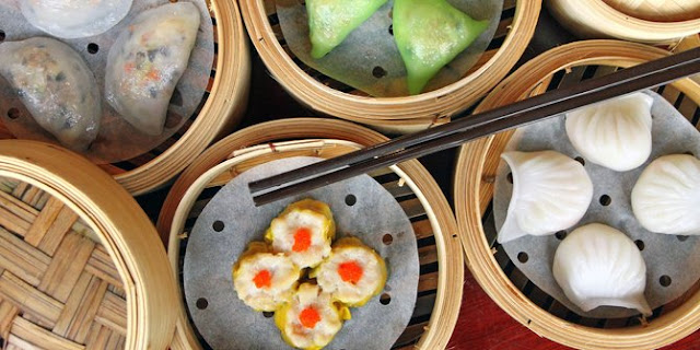  Makanan Tiongkok yang cukup popular di Indonesia salah satunya ialah dimsum Resep Aneka Dimsum Ceker, Ayam, Udang, Sushi, dan Hakau