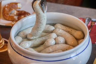 Jak przyrządzić Weißwurst (białą kiełbasę) w Niemczech