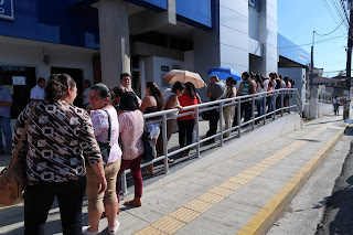 People lined up at the bank in Puriscal.