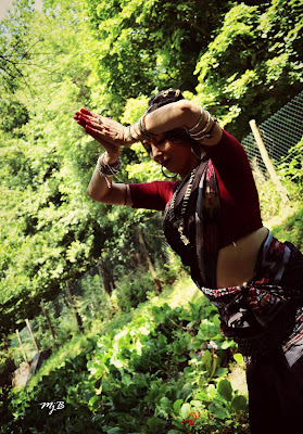 DANZA E POESIA  SULLA VIA SACRA Performance "TERRA MATER" e  "EX VITE VITA"  Danza e Poesia Mitologica  Marialuisa Sales e Neriene  DOMENICA 22 GIUGNO E DOMENICA 28 SETTEMBRE 2014  CON IL PATROCINIO DI:  Provincia di Roma; Parco dei Castelli Romani; Comuni di Albano, Ariccia, Frascati e Rocca di Papa  Nei due momenti cosmici del solstizio d'estate e dell'equinozio d'autunno 2014, sul basolato romano dell'antica Via Sacra che ascende al Tempio di Iuppiter Latiaris, il Mercato Contadino dei Castelli Romani ha accolto una performance di Danza Classica dell'India e Poesia su temi classici per la fertilità della Madre Terra e il buon andamento del raccolto. Le performance hanno previsto, rispettivamente,  la lettura delle poesie mitologiche di Neriene - "Quell'Antico Tempio sulla Via Sacra" “Dioniso degli Alti Clamori" e "Tre Spighe di Grano" - alternata alle danze invocatorie al dio Ganesh-Giano, allo Shiva-Dioniso e alla dea tantrica Matangi, signora delle Foreste.  Recensione su "Nemora - Questi Sacri Boschi"   Foto: Maria Giuseppina Barbieri [MjB]
