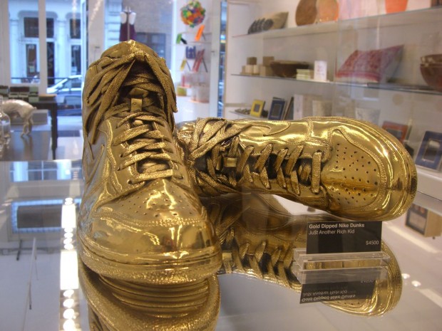 All About Fashion And Equipment: Nike gold. Sepatu termahal didunia