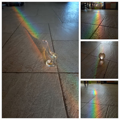 Collage van een regenbooglichtbaan in de woonkamer, met een glazen giraffe als 'prop'