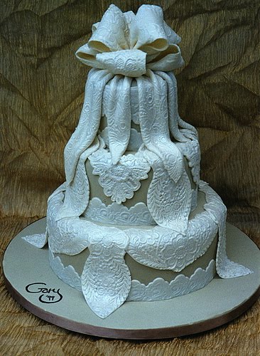 This is another cake that use lace technique on the wedding cake
