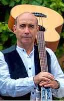 Jose Luis Sanz, Bajo acústico, Guitarra y voz.