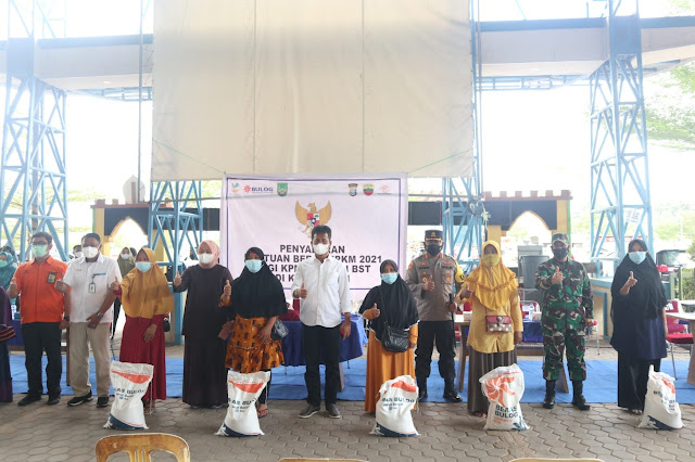 Walikota Batam Hadiri Penyaluran Bantuan Beras PPKM di Kecamatan Sagulung