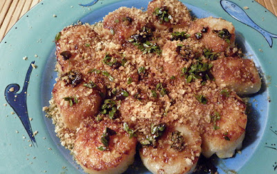 plate of seared scallops au champagne grain