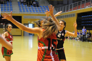 Partido de baloncesto entre el Ausarta Barakaldo Est y el Araba