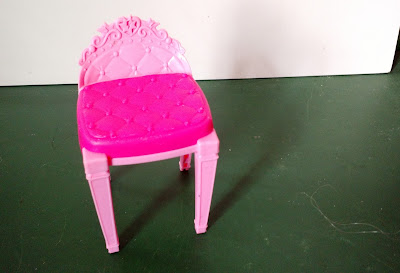 Brinquedo de plástico, banquinho rosa de encosto curto, parecendo ser para uma penteadeira das bonecas Barbie  R$ 13,00