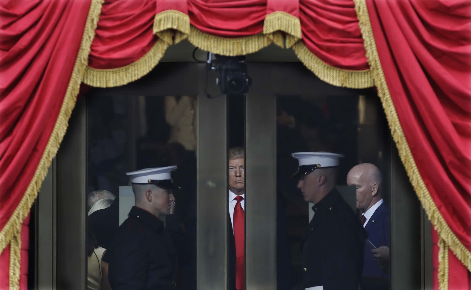 25 Of The Most Intriguing Pictures Of 2017 - Donald Trump waits to step out for his inauguration