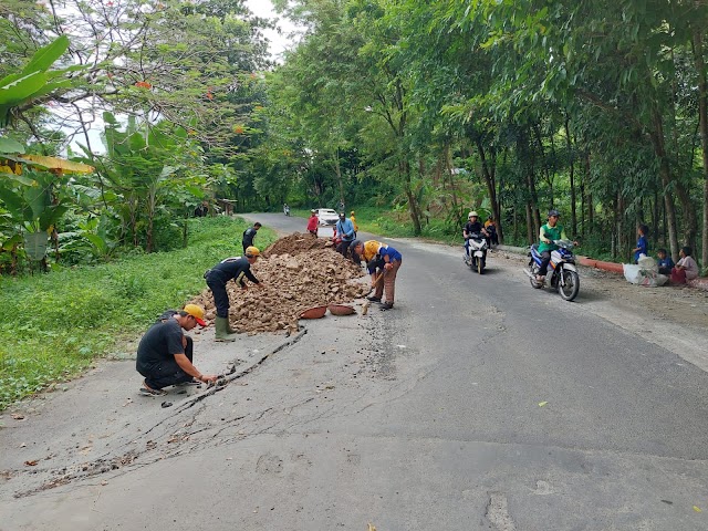 Dinas PU Kabupaten Sukabumi dan Polres Sukabumi Berkolaborasi Perbaiki Jalan Jajawai jelang Nataru
