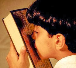 Hukum Mencium Mushaf Al-Quran