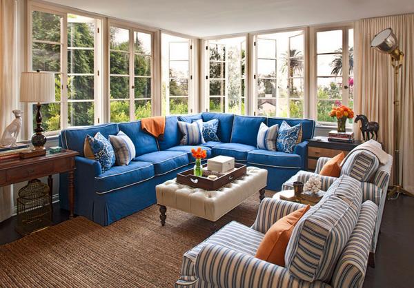 Desain Ruang Tamu dengan Kombinasi Warna Biru Orange dan 