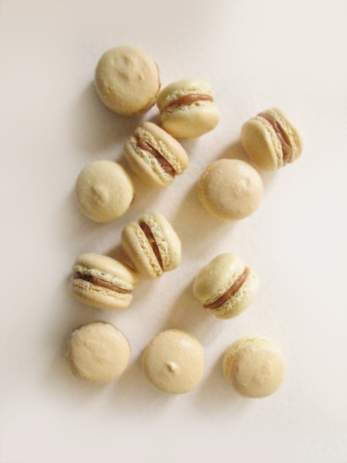 caramel macarons from design. bake. run.