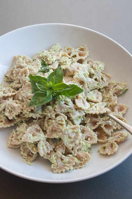 Pasta fredda con pesto al basilico e robiola