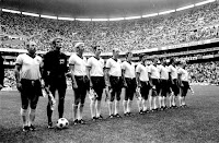 SELECCIÓN DE LA REPÚBLICA FEDERAL DE ALEMANIA - Temporada 1969-70 - Uwe Seeler, Maier, Schnellinger, Beckenbauer, Schulz, Löhr, Torpedo Müller, Grabowski, Patzke, Overath y Vogts - ITALIA 4 (Boninsaegna, Burgnich, Riva, Rivera) ALEMANIA OCCIDENTAL 3 (Schnelliger, Gerd Müller 2) - 17/06/1970 - Campeonato del Mundo de México 1970, semifinal - Ciudad de México, México, estadio Azteca - Memorable partido, considerado por muchos como uno de los mejores de la historia. Italia acabó imponiéndose en una fantástica prórroga, tras acabar 1-1 el tiempo reglamentario