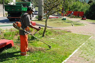 Prefeitura realiza serviços de manutenção na Praça Arlindo Dantas, na Barra do Imbuí