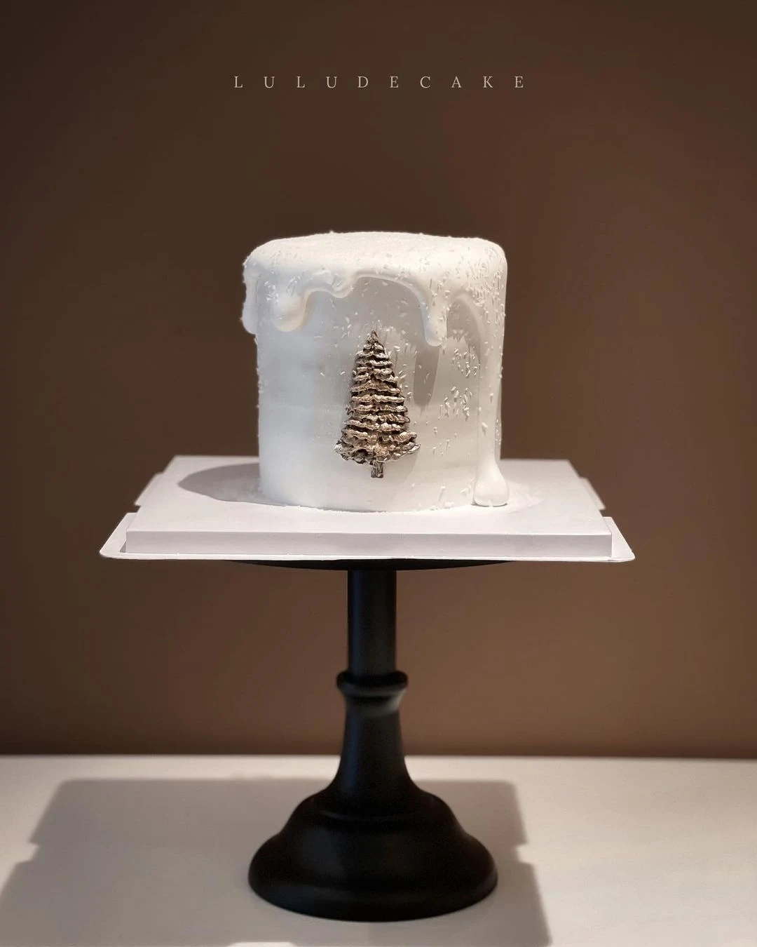 Snowy Christmas tree cake