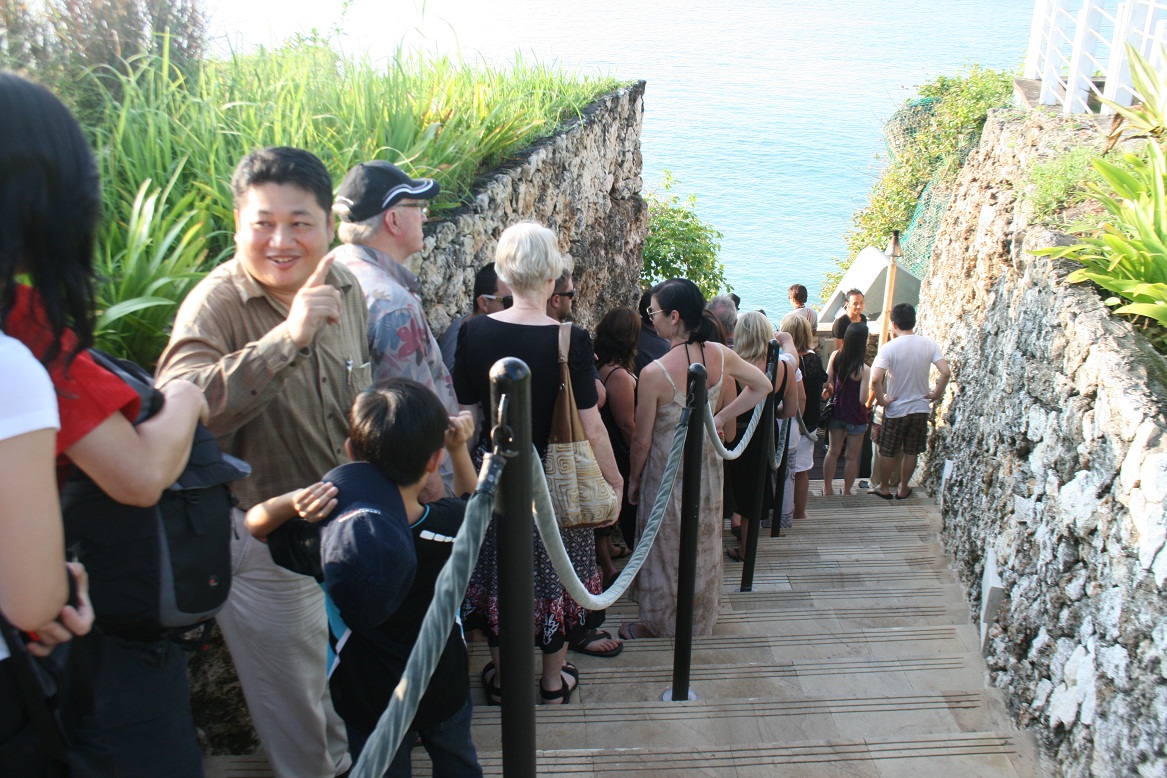 Turis Kece Beach Clubs In Uluwatu Bali
