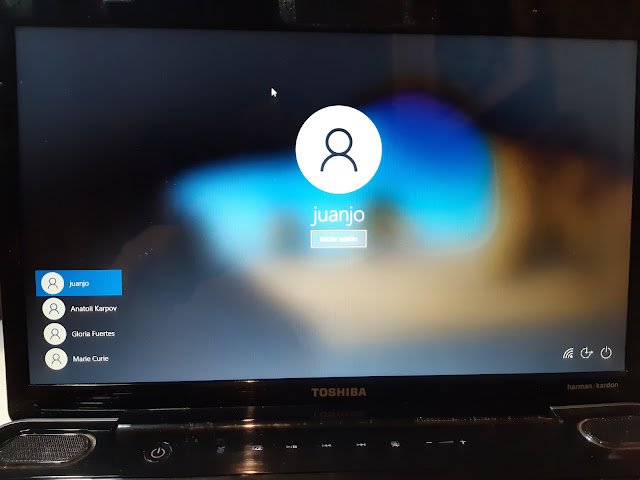 Pantalla de inicio de sesión de Windows 10 donde se puede elegir entre varios usuarios