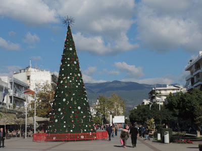 ΕΤΟΙΜΟ το μεγάλο Χριστουγεννιάτικο δέντρο στην Καλαμάτα