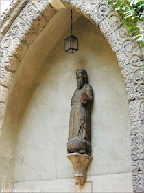 Puerta de una Catedral en el Jardín Interior del Castillo Hammond