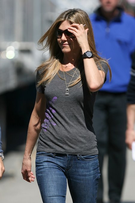 [gallery_main-0331_jennifer_aniston_baster_04.jpg]