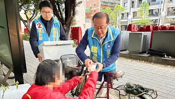 ▲寒流發威全台急凍，彰化縣第二選區立委候選人2號楊曜聰準備熱熱的湯圓送到成功公園關懷街友。（記者林明佑翻攝）