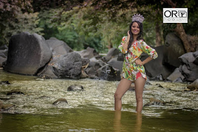 disfrutando del agua del rio