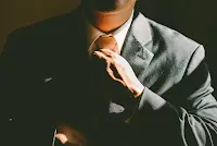 Imagem mostra fotografia de executivo - Crédito: Ben Rossett/Unsplash