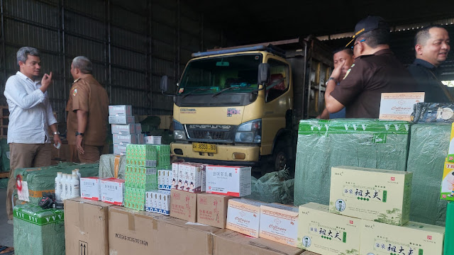 Gudang di Pekanbaru Digerebek, Ribuan Kardus Kosmetik dan Obat Ilegal Disita