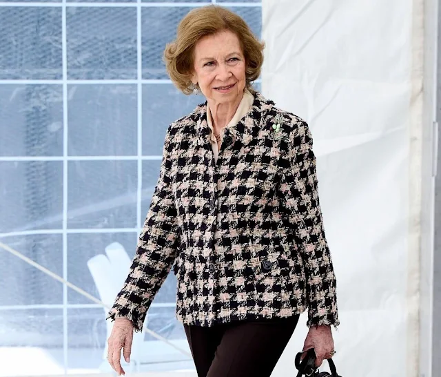 Queen Sofia wore a emblematic black and white houndstooth pattern tweed jacket by Chanel, and brown trousers, rose earrings