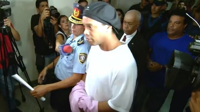 Juiz concede prisão domiciliar e Ronaldinho Gaúcho pode deixar a cadeia