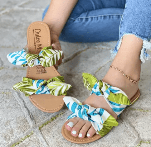 Sandalias planas con estampado tropical
