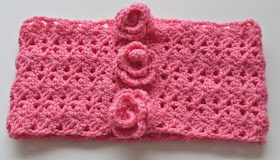 lovely and simple crocheted lace cowl with roses