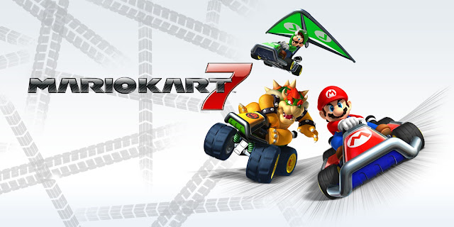 Arte de Mario Kart 7, com o logotipo do game cercado por manchas de tiras de pneus. Ao lado, está uma arte de Mario e Bowser correndo em terra e Luigi voando com seu kart com planador.