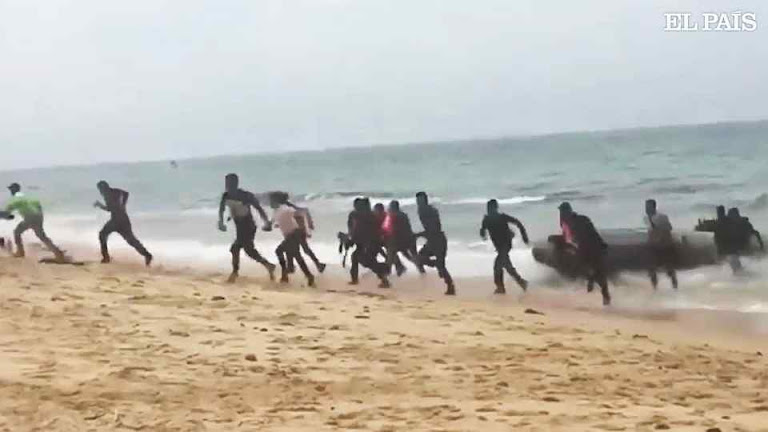 Um banhista filmou o incrível desembarco numa praia de Tarifa